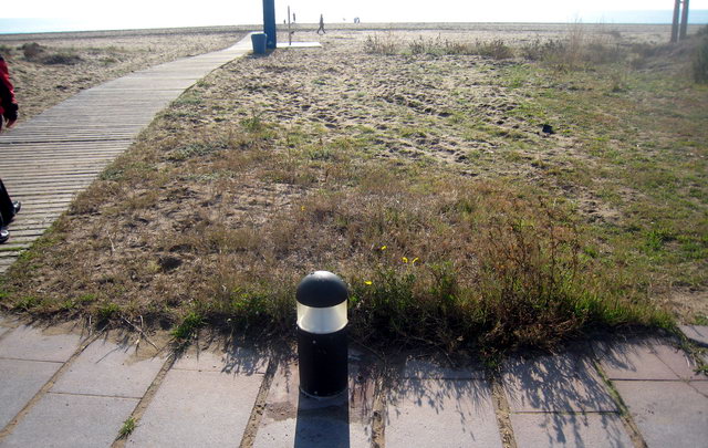 Imatge de la balissa reposada per l'Ajuntament de Gav� al passeig mar&iacute;tim de Gav&agrave; Mar (2 de Gener de 2011)